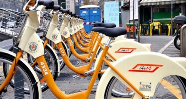 Rivoluzione verde a Milano la rivincita di biciclette e bus nella città che spegne i motori