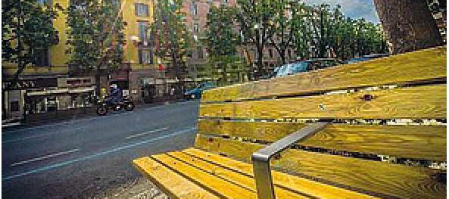 Panchine con il bracciolo al centro per scacciare i senzatetto