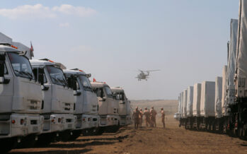 I primi camion del convoglio umanitario russo entrano in Ucraina