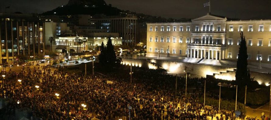 Gli ateniesi in piazza mobilitati dalla Rete “Prima la gente, poi l’Ue” Polizia con i manifestanti