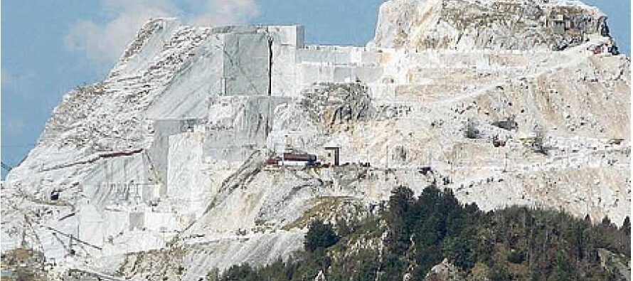 Da risorsa a minaccia al paesaggio La Toscana alla disfida del marmo