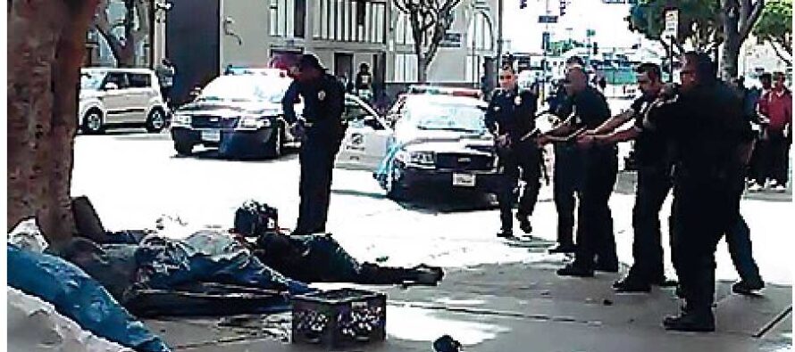 Los Angeles, 5 colpi contro il senzatetto Polizia sotto accusa