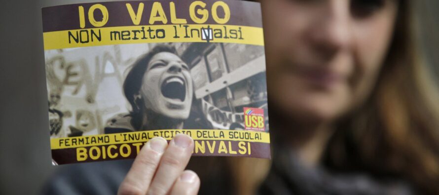 Palermo, studenti in corteo bruciano le prove Invalsi