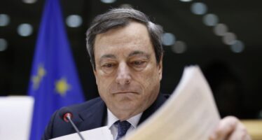 La Bce prova a chiarire “Nessun caso Italia” Banche ancora giù