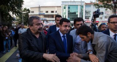 La rabbia infiamma le strade di Diyarbakir “Ma resistiamo in Parlamento”