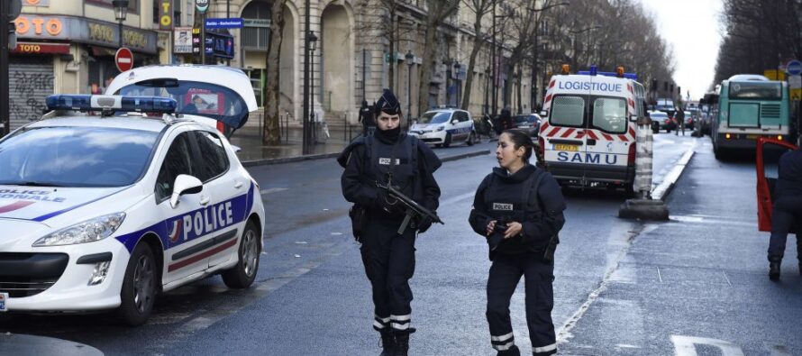 Parigi, ucciso attentatore nel giorno dell’anniversario di Charlie Hebdo