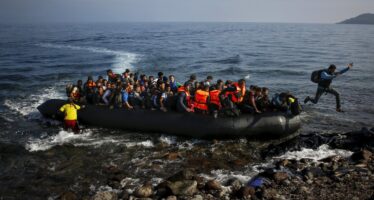 Trovato un giovane morto nella nave dei migranti