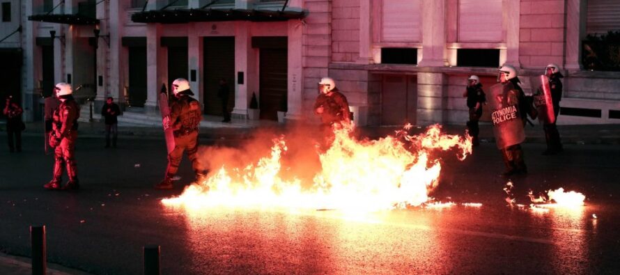 Pensioni, Iva, esenzioni nuovi sacrifici in Grecia e Juncker apre a Tsipras