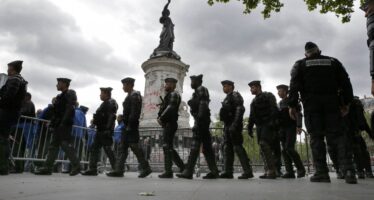 Sentinelle sotto attacco a Parigi, sei feriti