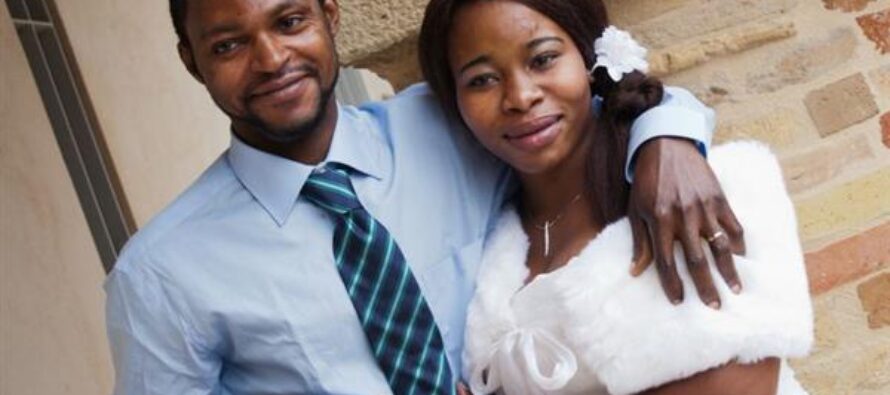 “Già libero il razzista che uccise Emmanuel un anno fa, ma io resto”, denuncia la moglie