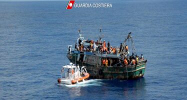 Migranti. Nave militare tunisina sperona barcone, diversi i morti
