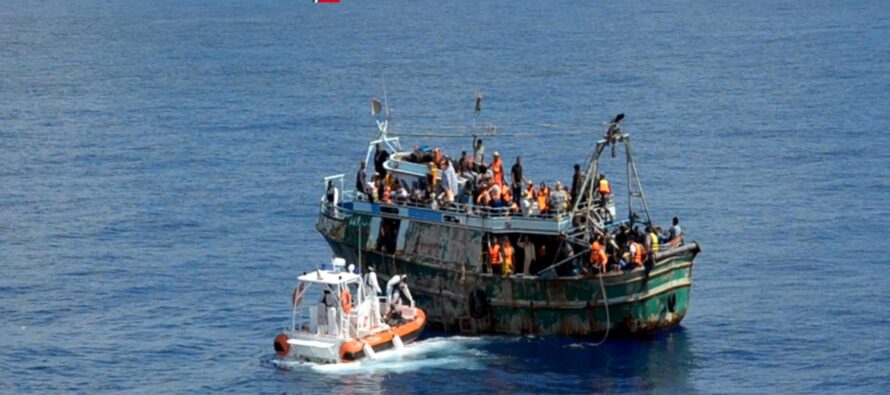 Migranti. Nave militare tunisina sperona barcone, diversi i morti