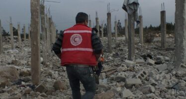 La Turchia fa ancora strage di civili ad Afrin, primi aiuti a Ghouta est
