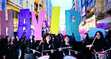 Turchia. «Noi marciamo da sole», a Istanbul con la Marcia notturna femminista