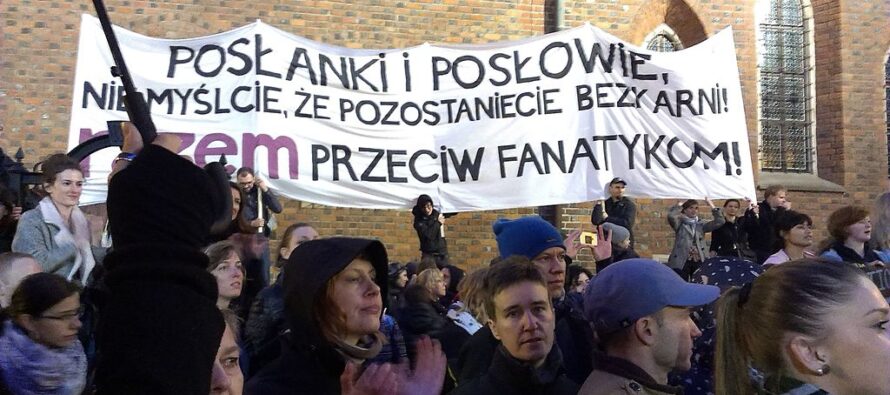 Le donne in piazza in Polonia contro Kaczynski e il divieto di aborto
