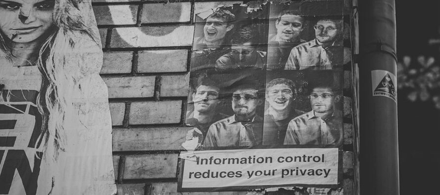 Edward Snowden contro Mr. Facebook «E poi il criminale sono io»
