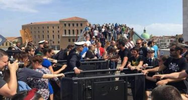“Venezia non è un luna park”, gli attivisti rimuovono i tornelli