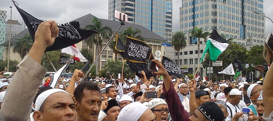 Attentato “famigliare” in Indonesia, madre e figli si fanno esplodere in tre chiese