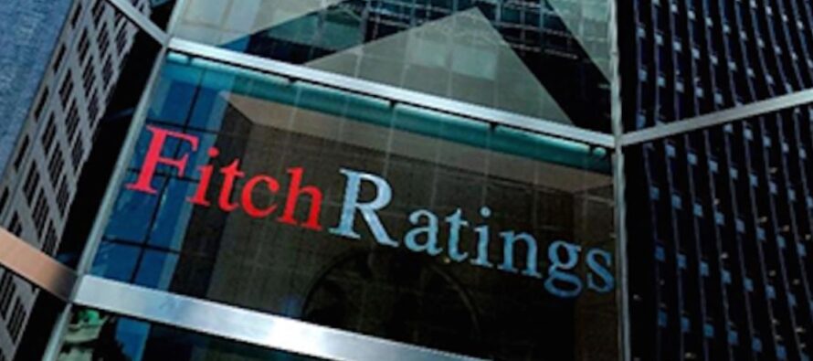 Fitch conferma la tripla per l’Italia, ma l’outlook diventa «negativo». Spread quasi a 300