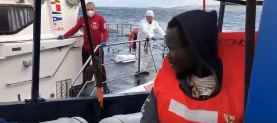 La nave di Sea Eye in rotta verso Malta, Salvini esulta