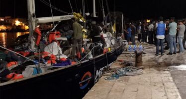 Mediterranea. La nave Alex forza il blocco e infine porta i migranti a Lampedusa
