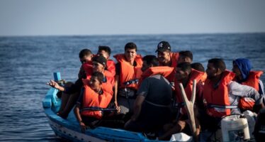 Navi al largo: Alan Kurdi salva 13 migranti, Eleonore ancora senza approdo