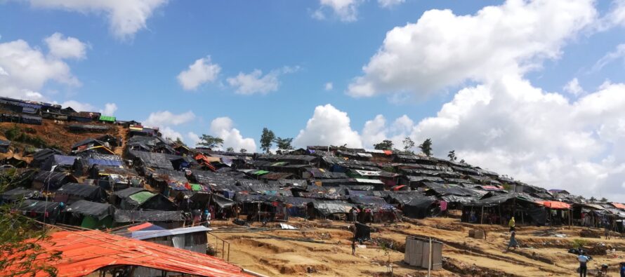 Il genocidio continua. Rohingya alla deriva, il Bangladesh li chiude in isola-penitenziario