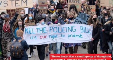 «Kill the Bill», monta in tutto il Regno Unito la protesta dei giovani contro la polizia