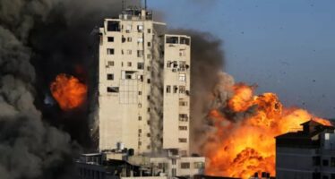 La strage di Hamas nel kibbutz, a Gaza distrutti interi quartieri