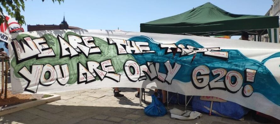 Venezia, la polizia carica la marea che protesta contro il G20