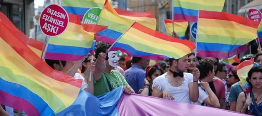 Turchia. Il Pride di Istanbul inganna la polizia e spunta su Galata