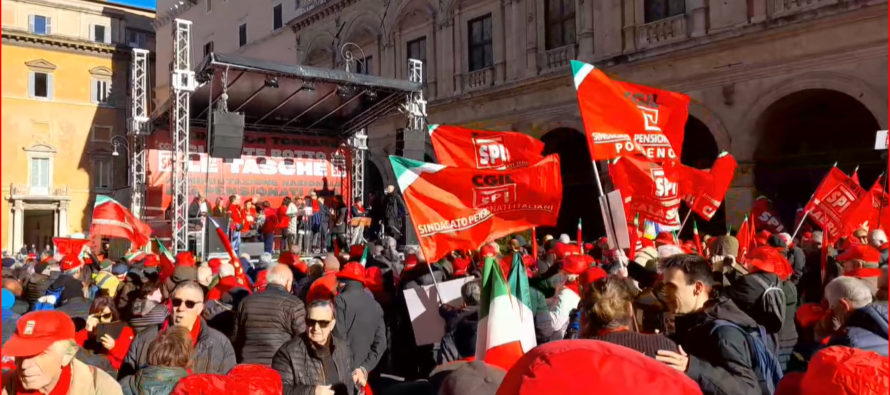 I pensionati Cgil in piazza contro il governo: «Ci avete rotto le tasche»