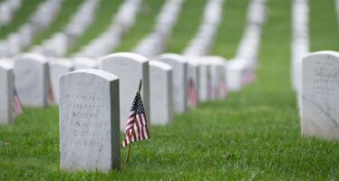 Donald Trump visita l’Arlington National Cemetery: la polemica con i veterani