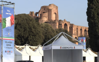 I nuovi Balilla. Fiera della guerra a Roma, i bambini giocano con le mine