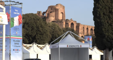 I nuovi Balilla. Fiera della guerra a Roma, i bambini giocano con le mine