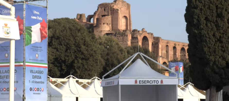 I nuovi Balilla. Fiera della guerra a Roma, i bambini giocano con le mine